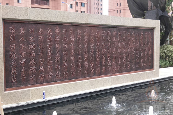华锌铜雕厂家介绍：锻铜浮雕如何提升建筑空间艺术氛围